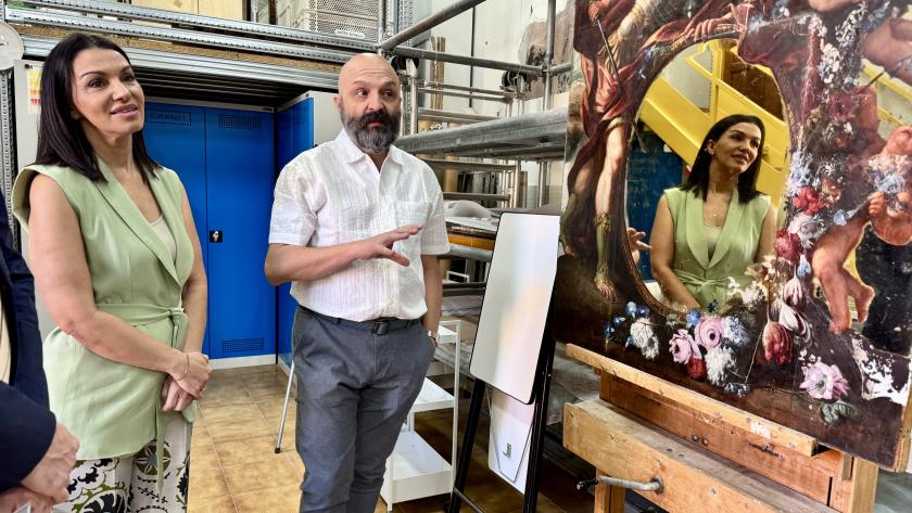 Zarzalejo visita la Escuela Superior de Conservación y Restauración de Bienes Culturales regional La consejera Mercedes Zarzalejo durante su visita a la Escuela Superior de Conservación y Restauración de Bienes Culturales donde alumnos están restaurando los retablos de la catedral de Cuenca