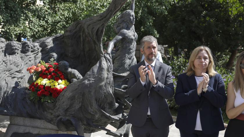 La Comunidad de Madrid rinde homenaje a las víctimas del atentado de ETA en la Plaza de la República Dominicana en su 40º aniversario El consejero García Martín en el homenaje a las víctimas del atentado de ETA en la Plaza de la República Dominicana
