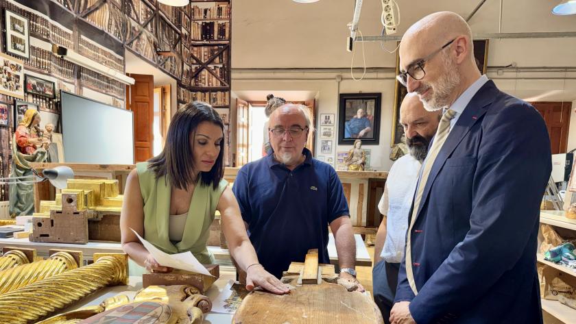 Zarzalejo visita la Escuela Superior de Conservación y Restauración de Bienes Culturales regional La consejera Mercedes Zarzalejo durante su visita a la Escuela Superior de Conservación y Restauración de Bienes Culturales donde alumnos están restaurando los retablos de la catedral de Cuenca