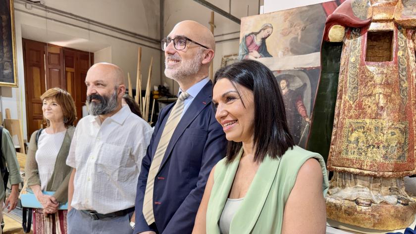 Zarzalejo visita la Escuela Superior de Conservación y Restauración de Bienes Culturales regional La consejera Mercedes Zarzalejo durante su visita a la Escuela Superior de Conservación y Restauración de Bienes Culturales donde alumnos están restaurando los retablos de la catedral de Cuenca
