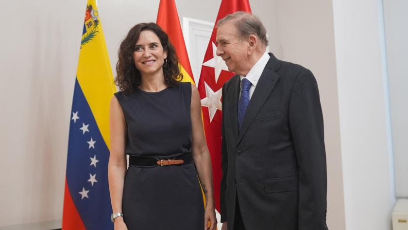 Díaz Ayuso anuncia que la Comunidad de Madrid destinará a Venezuela un millón de euros para ayuda humanitaria La presidenta Isabel Díaz Ayuso junto a Edmundo González