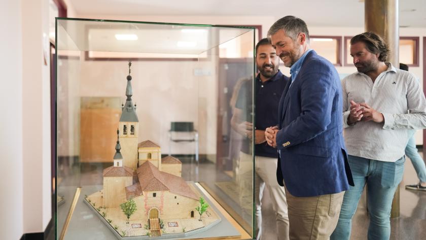 La Comunidad de Madrid reforma las cuatro pistas de pádel del polideportivo municipal de Torres de la Alameda para promover la práctica de este deporte El consejero García Martín en su visita la localidad de Velilla de San Antonio