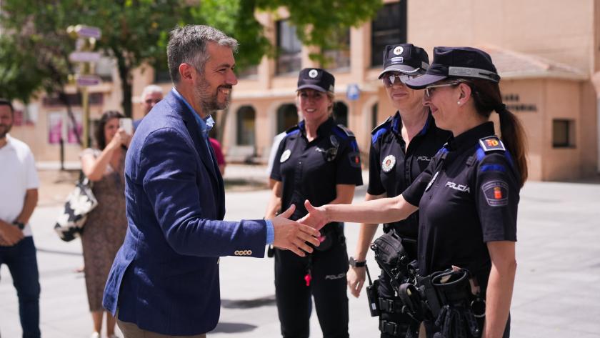 La Comunidad de Madrid reforma las cuatro pistas de pádel del polideportivo municipal de Torres de la Alameda para promover la práctica de este deporte El consejero García Martín en su visita la localidad de Velilla de San Antonio