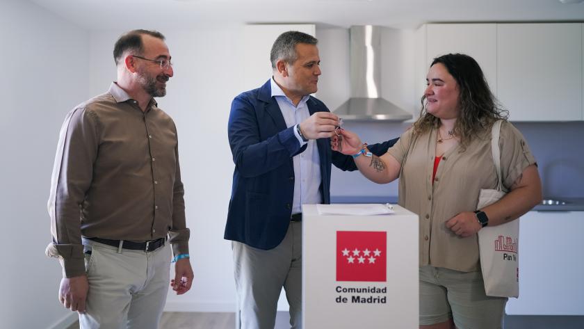 El consejero Rodrigo en la entrega de llaves de las promociones Navallar y La Maquinilla