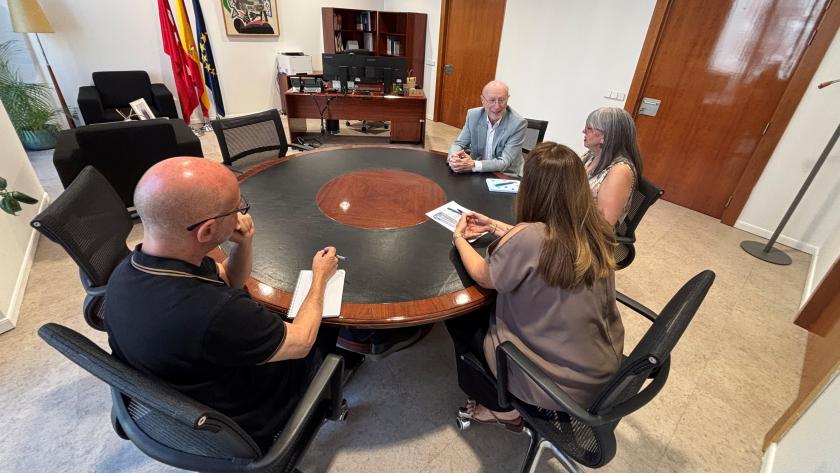La Comunidad de Madrid y el Clúster en Tecnologías del Espacio elaboran materiales informativos con motivo del eclipse total de sol La viceconsejera Cortés junto con el Clúster de Innovación Tecnológica y Talento en Tecnologías del Espacio