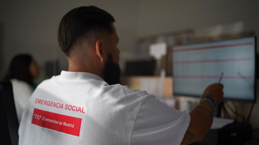 La Comunidad de Madrid atendió a 1.328 personas a través del Servicio de Emergencia Social durante el incendio de la Sierra Oeste La consejera Ana Dávila en las instalaciones del Servicio de Emergencia Social