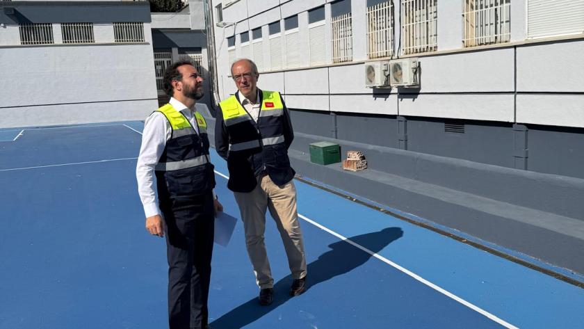 La Comunidad de Madrid destina 9,6 millones de euros para mejorar la accesibilidad de los centros educativos públicos de la región El viceconsejero Fernández en el IES Carlos III