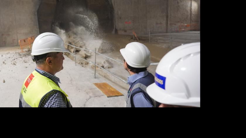 El consejero Rodrigo en la estación de Metro de Palos de la Frontera