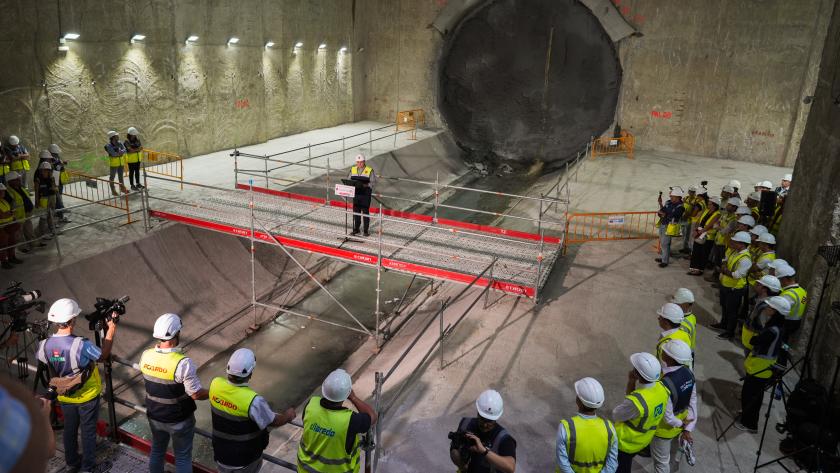 La Comunidad de Madrid culmina la conexión subterránea entre Comillas y la futura estación de Palos de la Frontera de la ampliación de la L11 de Metro El consejero Rodrigo en la estación de Metro de Palos de la Frontera