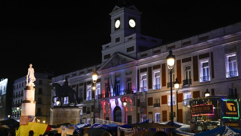 Fachada iluminada de la Real Casa de Correos con los colores de la bandera de Ceuta