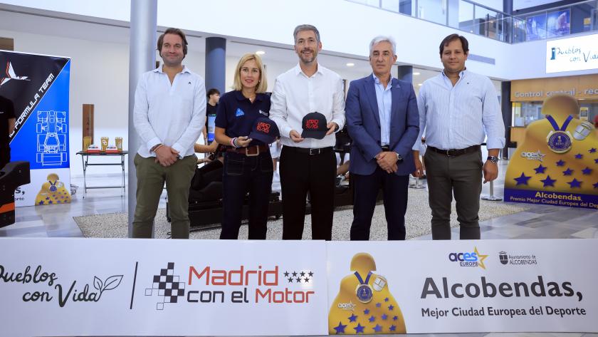 El consejero García Martín en un simulador desarrollado por el equipo MAD Fórmula de la Universidad Carlos III