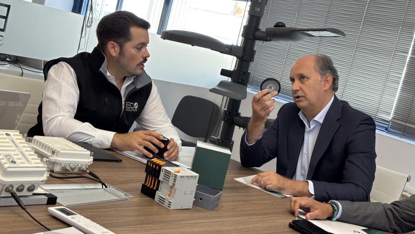 La Comunidad de Madrid ayuda en su crecimiento a una startup especializada en la creación de ciudades y pueblos inteligentes El consejero López-Valverde en la startup Ecosolutions