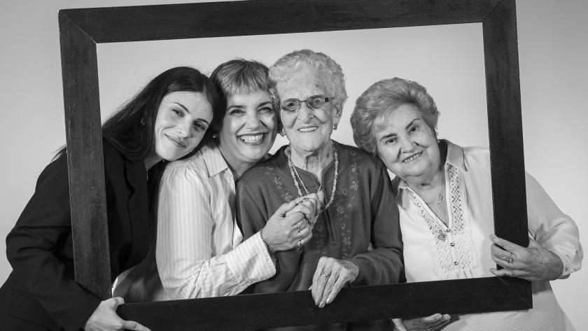 © Ignacio Gil, Regina con su hija Concha, su nieta Merce y su bisnieta Lara, 2024 Cuatro mujeres de distintas edades sujetan un marco