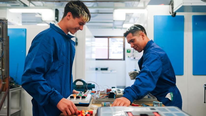 empleo jóvenes trabajando en un taller