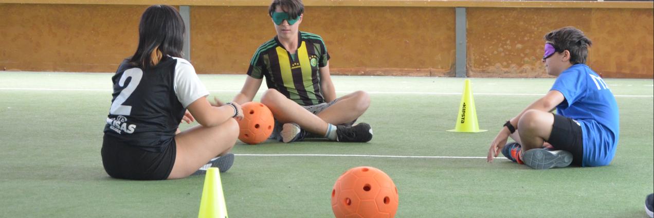 Varios niños con los ojos vendados jugando en el patio