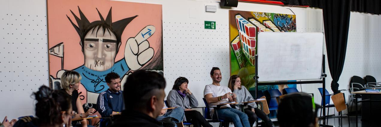jóvenes en curso de formación en aula