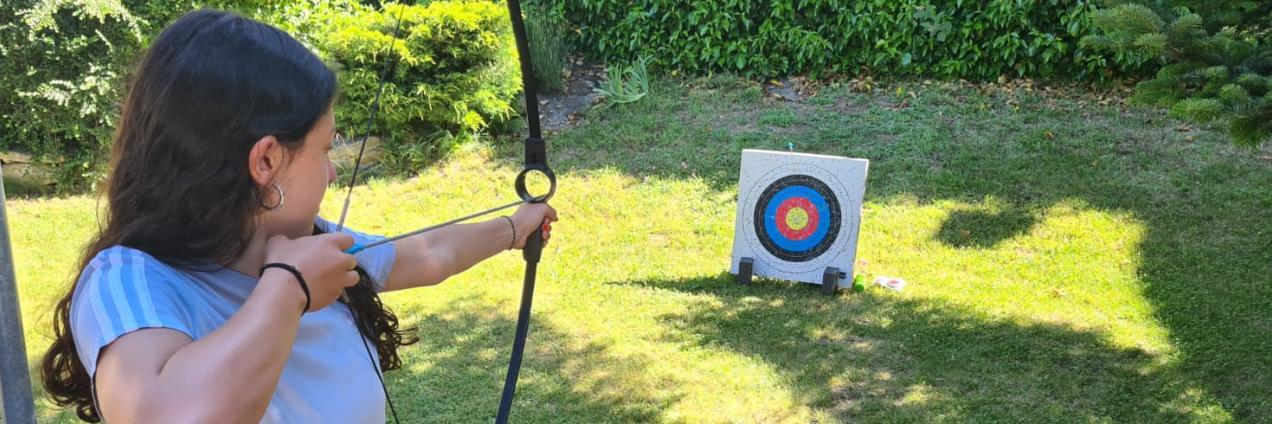 joven tirando con arco a una diana