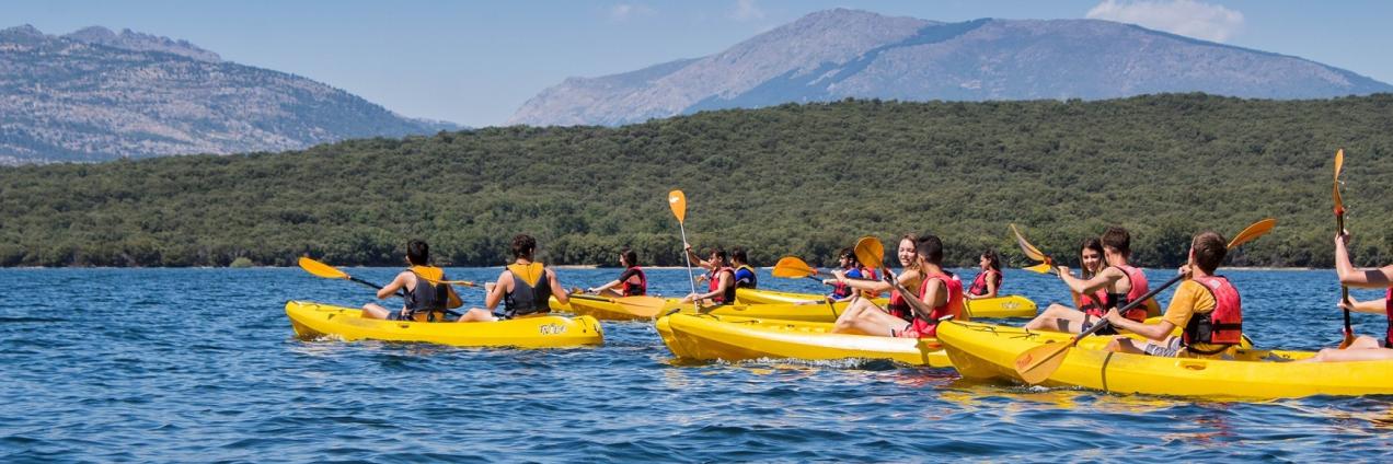 Piragüas en un embalse
