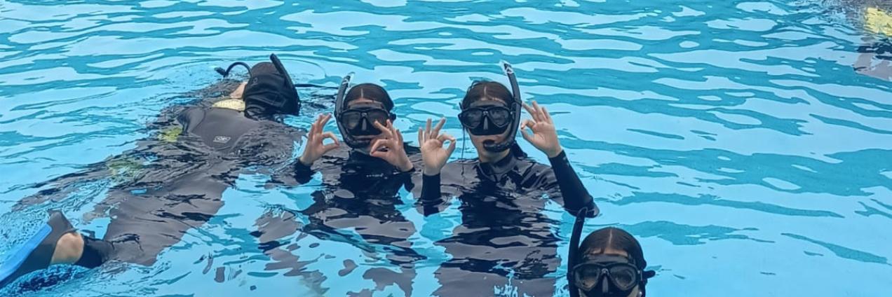 buzos_piscina