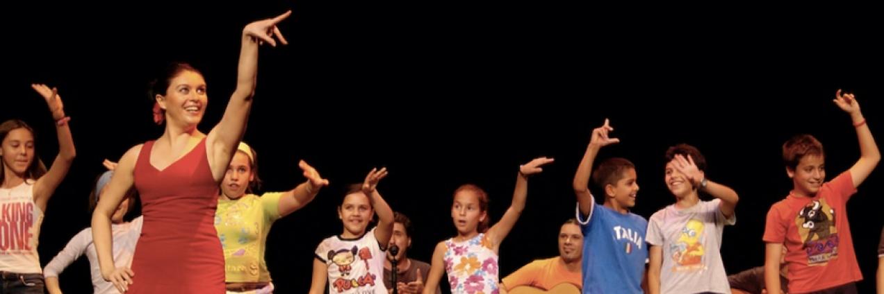 imagen mujer bailando con niños y abanicos