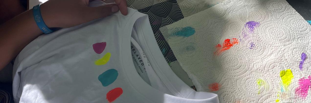 pintando_camisetas_blancas_con_pintura_de_dedos