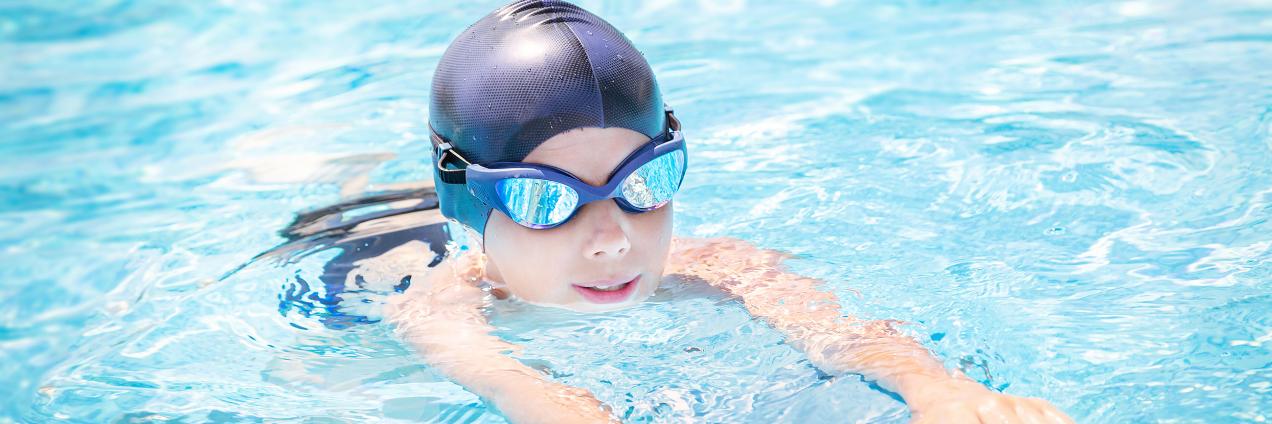 Niño practicando natación