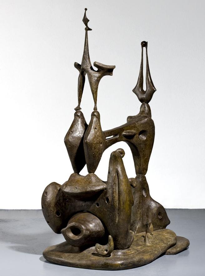 Escultura en bronce con formas curvas y sinuosas