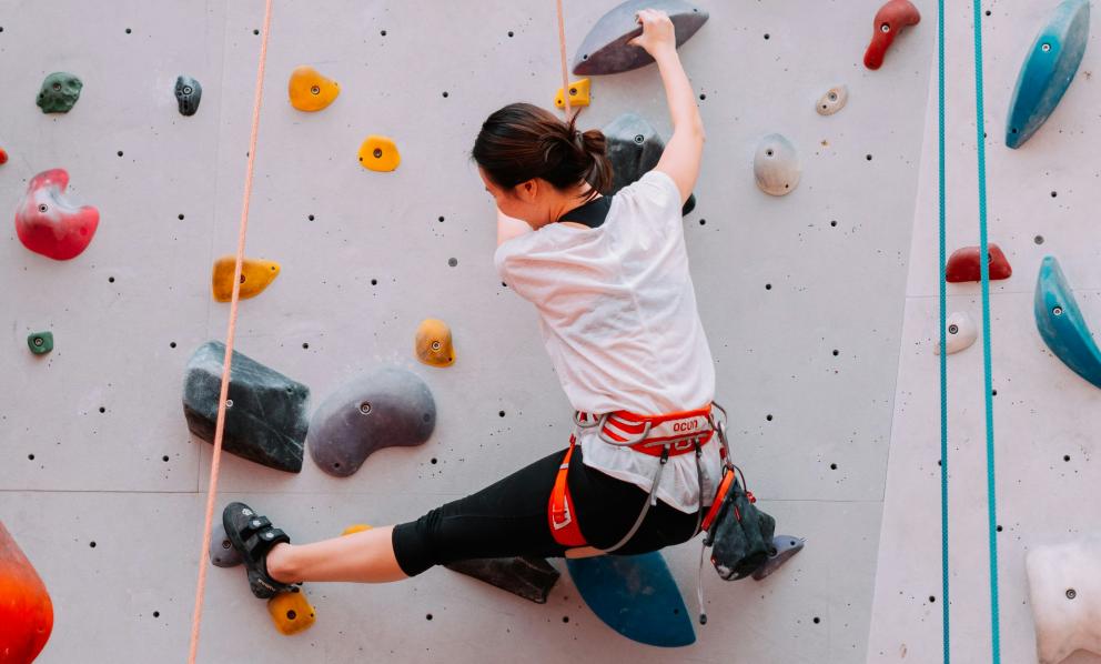 Rocódromo con mujer escalando
