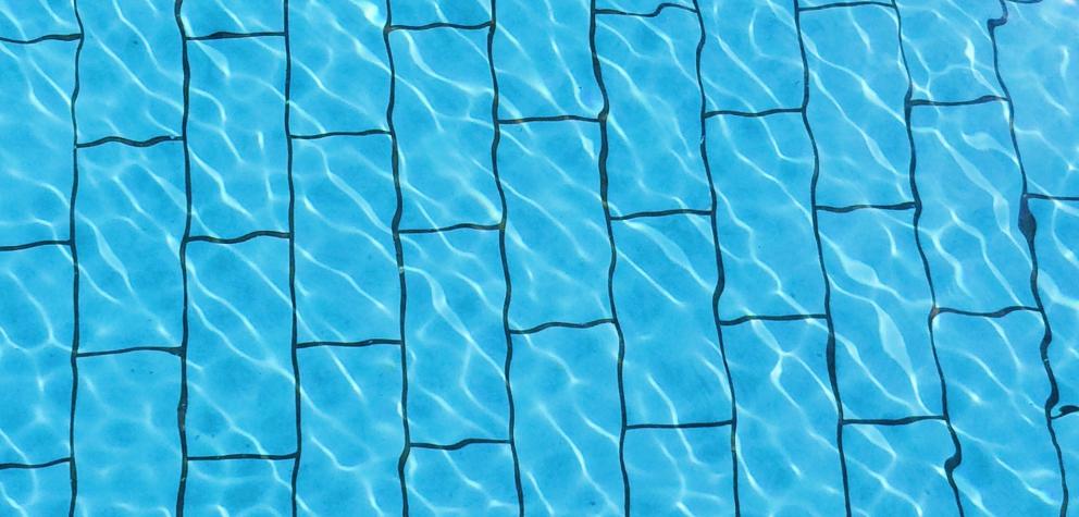 Contagios en piscinas Fondo de una piscina azul