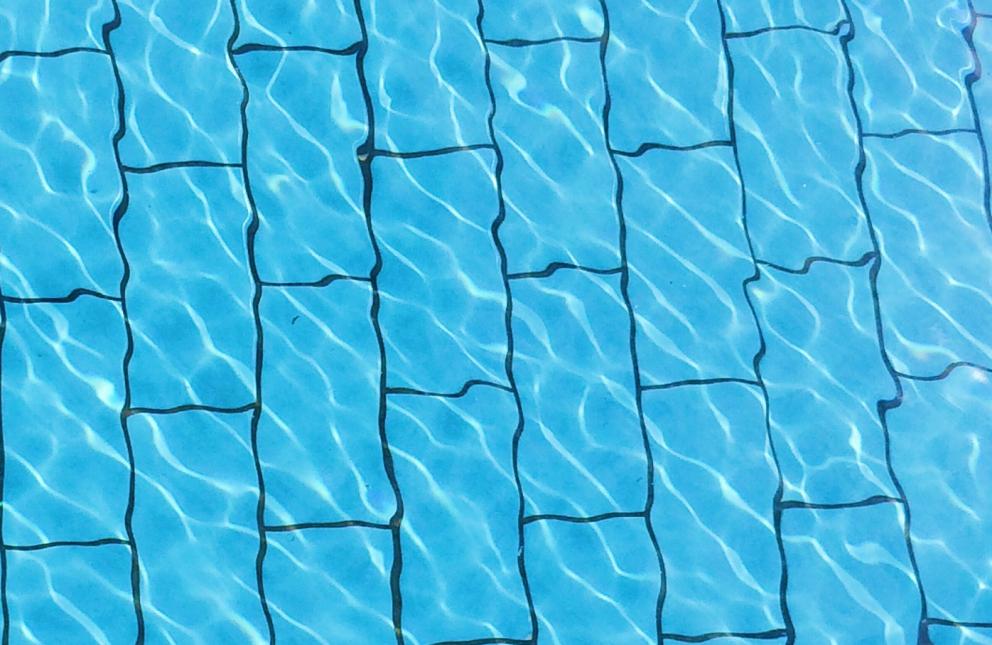 Fondo de una piscina azul