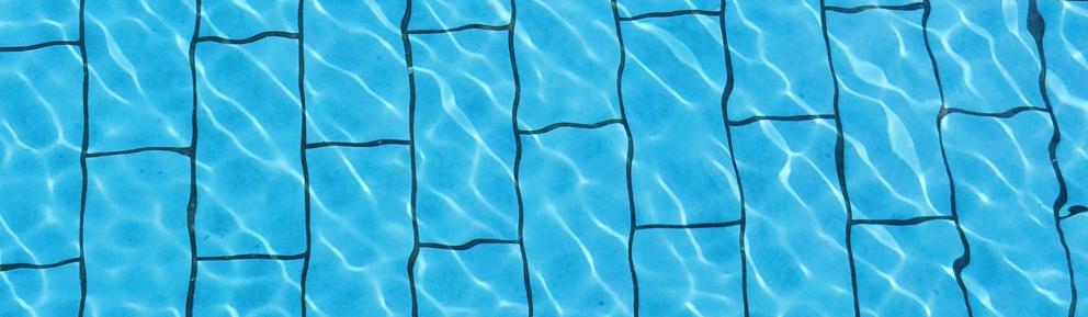 Contagios en piscinas Fondo de una piscina azul
