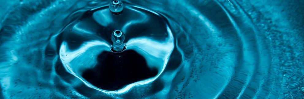 Agua de consumo Ondas en el agua con una gota central