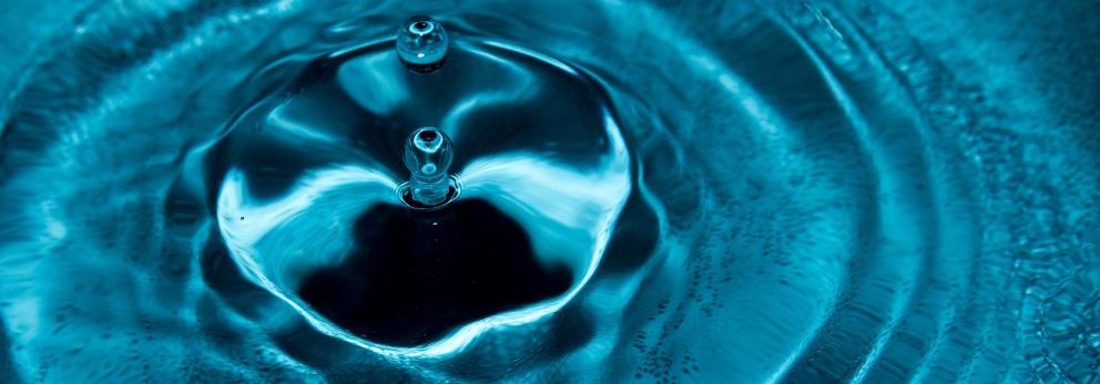 Agua de consumo Ondas en el agua con una gota central