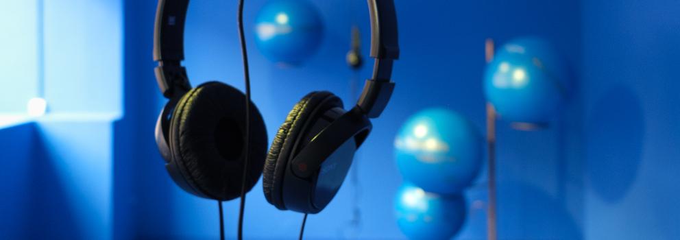 Auriculares sobre fondo azul