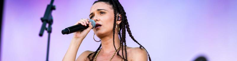 Fotografía de Elena Salguero en concierto 