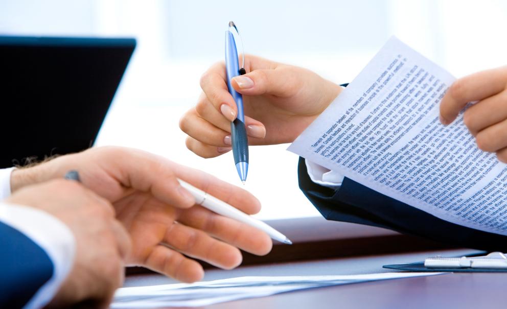 Firma de contrato de personas trabajadoras