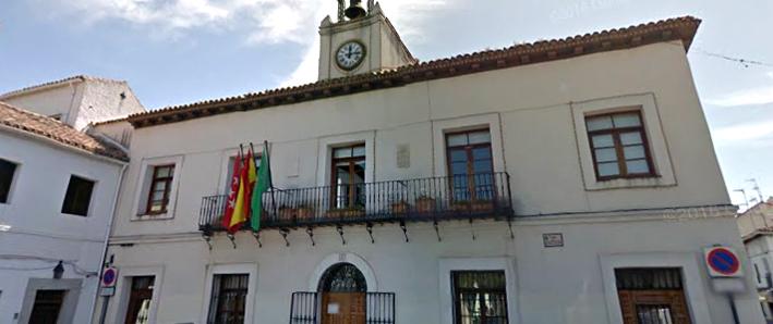 Fachada delantera con banderas del edificio del Ayuntamiento de Villaviciosa de Odón