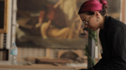 Mujer en un estudio de restauración de pintura