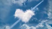 Nube en forma de corazón atravesada por la estela de un avión