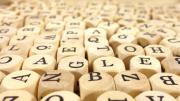 Dados de madera de cubos con letras del abecedario