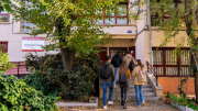 Edificio 14-30 de la Comunidad de Madrid con 4 jóvenes subiendo escaleras