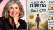 Autora con su libro sobre bullying