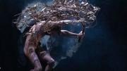 imagen de un bailarín desnudo como agarrando un árbol