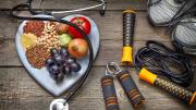 Alimentos saludables, zapatillas de deporte y aparatos de fitness