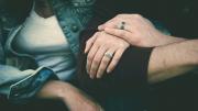 Chico y chica agarrados de la mano