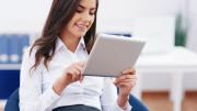 mujer con tablet
