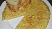 plato con pincho de tortilla y pan