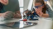 Jóvenes con robot