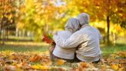 Pareja mayor de espaldas sentada en un parque