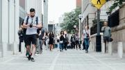 Gente andando por una calle 